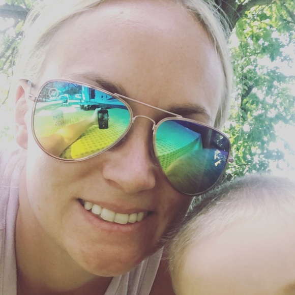 Meet your Posher, Liz - Picture 2 of 2